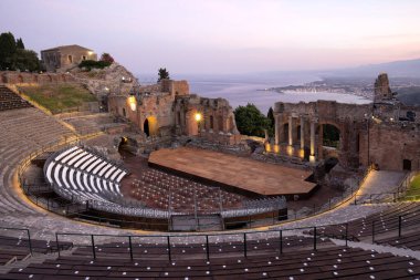 Teatro Antico di Taormina körfezi görüyor ve arka planda Etna Dağı var. Greko-Romen tiyatrosunun kalıntıları