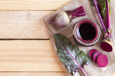 Tahta masada taze yapılmış pancar suyu. Metin için boşluk