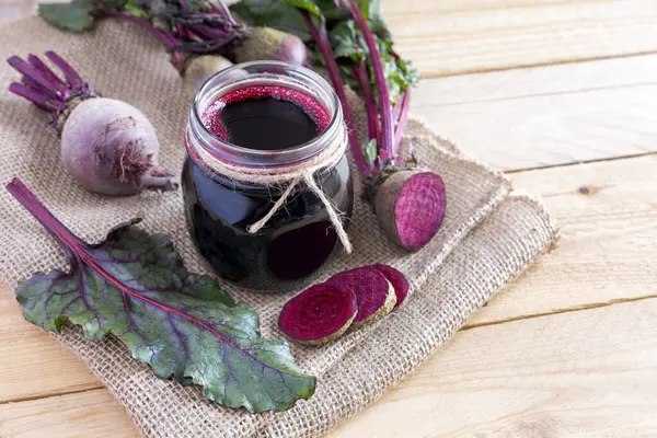 Bir bardak taze pancar suyu ve sebze.