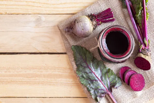 Tahta masada taze yapılmış pancar suyu. Metin için boşluk