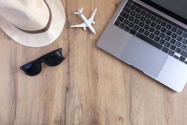 Gezginlerin aksesuarları ve temel tatil programları. Tatil konsepti üzerine seyahat planları.