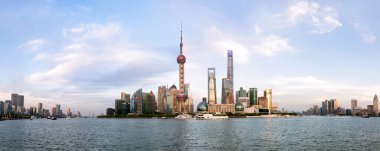 Şangay, 20 Nisan 2025: Günbatımında modern mimari ile Şangay silueti, şehir seti boyunca paslı mavnalar, Çin