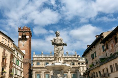 Piazza delle Erbe, Verona 'da bir meydan ve Madonna Verona çeşmesi, kuzey İtalya.
