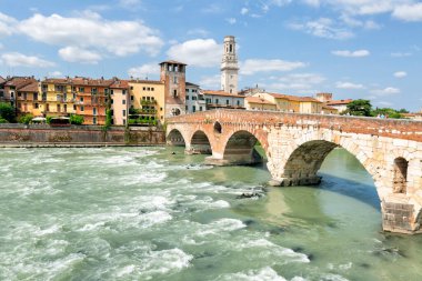 Ponte Pietra Köprüsü İtalya 'nın Veneto bölgesinin Verona kentindeki Adige Nehri' ni geçen bir Roma kemer taşı köprüdür.