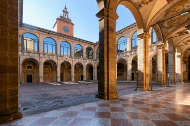 Bologna Archiginnasio 'nun avlusunda şu anda belediye ve ünlü Anatomi Tiyatrosu bulunmaktadır. Bologna 'daki en önemli binalardan biri..