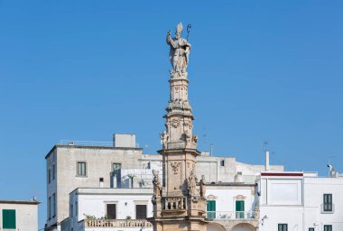 Özgürlük Meydanı 'nda bulunan Aziz Oronzo dikilitaşı, 1740 yılındaki vebadan Ostuni' yi kurtaran şehrin koruyucusuna adanmıştır.
