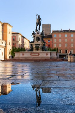 Neptün Çeşmesi. Heykelin suyundaki yansıma. Bolonya, İtalya