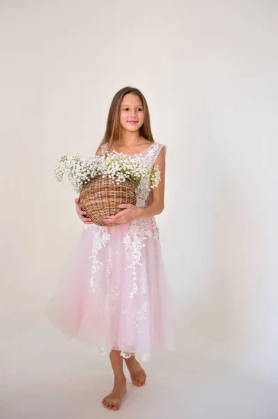 Retrato Uma Mulher Com Flores Menina Vestido Branco — Fotografia de Stock