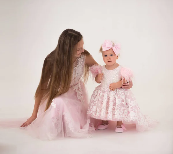 Mam Dochter Roze Jurken Een Witte Achtergrond Ouders Kinderen Moederdag — Stockfoto