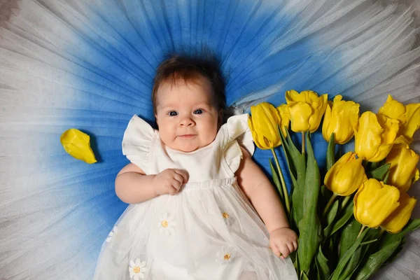 Petite Fille Avec Des Fleurs Petite Fille Avec Des Tulipes — Photo