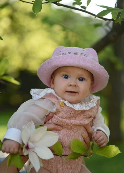 Bonito Bebê Menina Vestindo Chapéu Verão Parque — Fotografia de Stock
