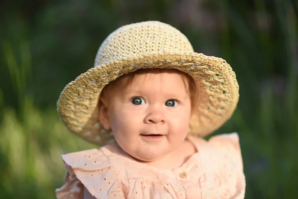 Retrato Uma Linda Menina Usando Chapéu Parque Verão — Fotografia de Stock
