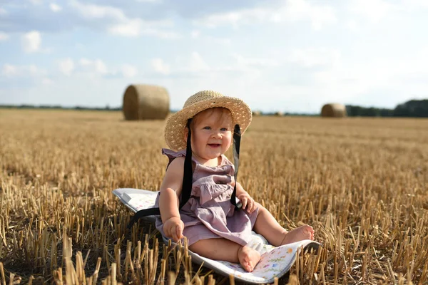 Маленька Дівчинка Солом Яній Сукні Сидить Пшеничному Полі — стокове фото
