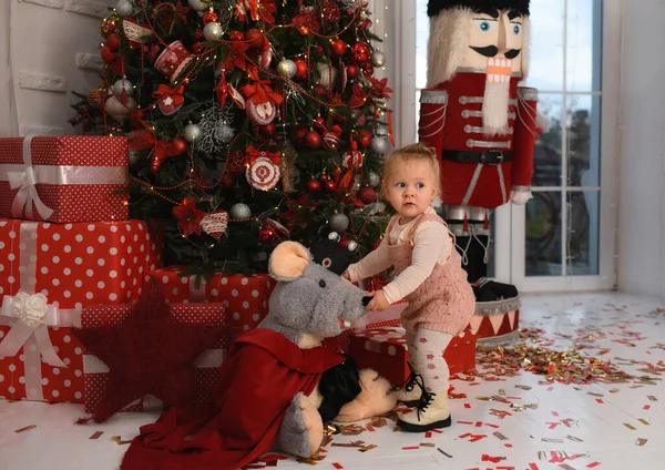 Menina Decorando Árvore Natal Criança Com Presentes Natal — Fotografia de Stock