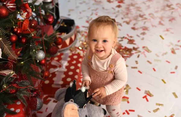 Κοριτσάκι Στολίζει Χριστουγεννιάτικο Δέντρο Παιδί Χριστουγεννιάτικα Δώρα — Φωτογραφία Αρχείου