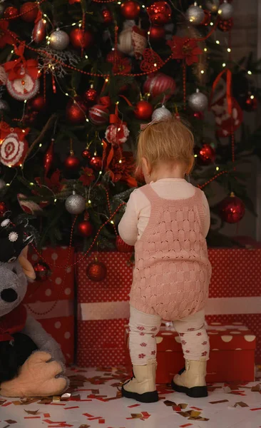 Menina Decorando Árvore Natal Criança Com Presentes Natal — Fotografia de Stock