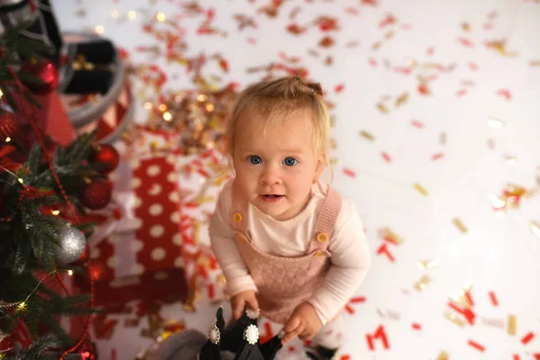 Noel Ağacı Süsleyen Küçük Bir Kız Noel Hediyeli Çocuk — Stok fotoğraf