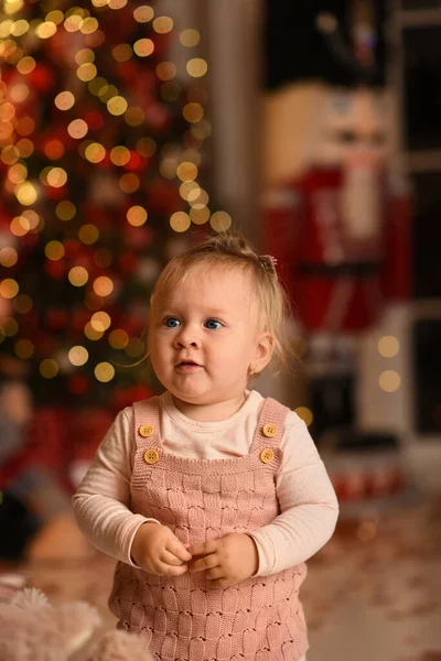 Κοριτσάκι Στολίζει Χριστουγεννιάτικο Δέντρο Παιδί Χριστουγεννιάτικα Δώρα — Φωτογραφία Αρχείου