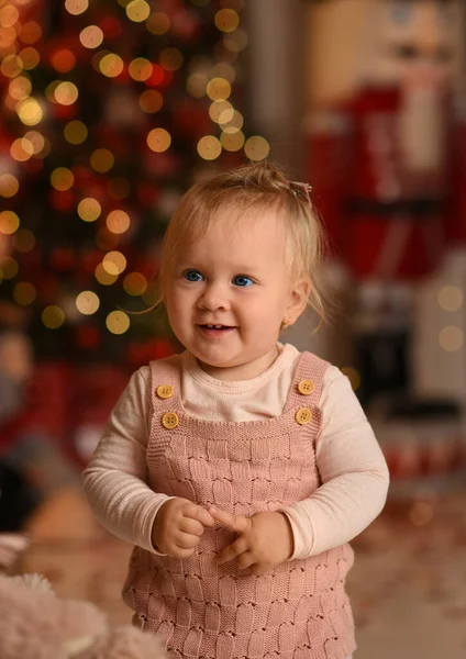 Noel Ağacı Süsleyen Küçük Bir Kız Noel Hediyeli Çocuk — Stok fotoğraf