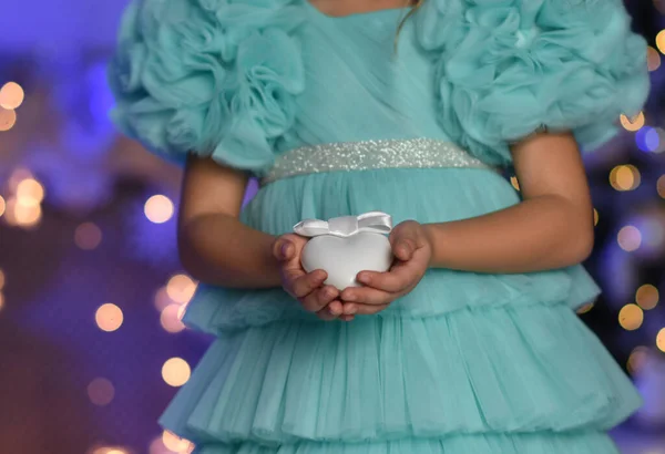 Dziewczynka Niebieskiej Sukience Gospodarstwa Białe Serce Dekoracji — Zdjęcie stockowe
