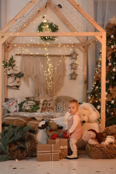 Małe Dziecko Bawiące Się Choinką Dziecko Prezentami Świątecznymi — Zdjęcie stockowe