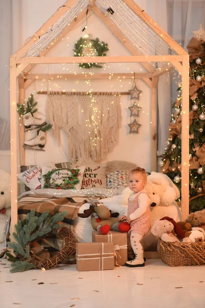 Niño Decorando Árbol Navidad Retrato Una Chica Vestido — Foto de Stock