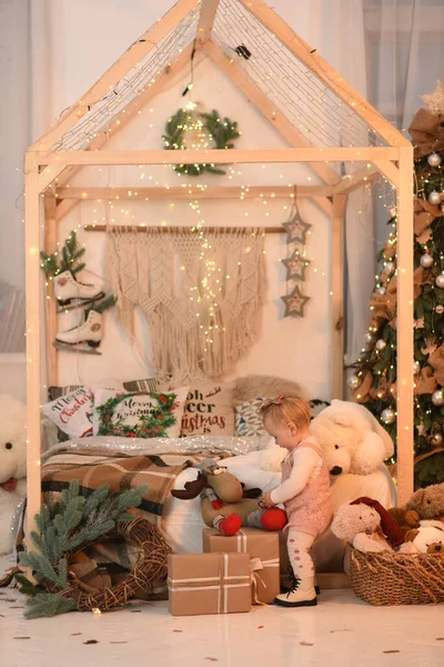 Μικρό Παιδί Παίζει Χριστουγεννιάτικο Δέντρο Παιδί Χριστουγεννιάτικα Δώρα — Φωτογραφία Αρχείου