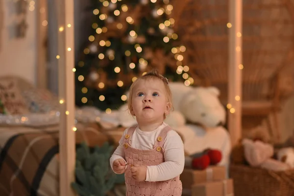 Küçük Çocuk Noel Ağacıyla Oynuyor Noel Hediyeli Çocuk — Stok fotoğraf