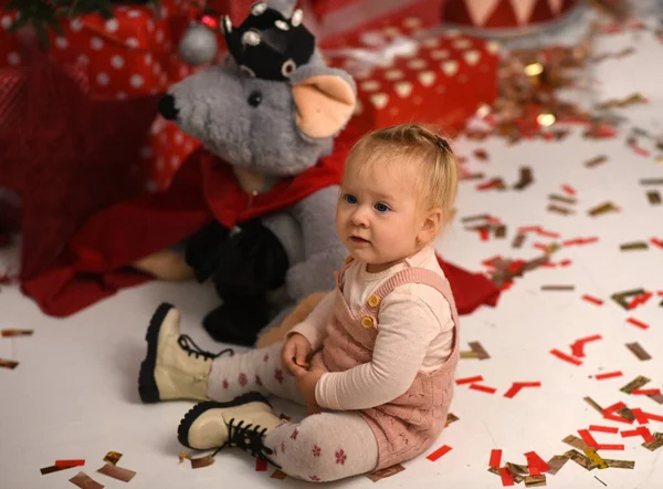 Malé Dítě Hraje Vánočním Stromečkem Dítě Vánoční Dárky — Stock fotografie