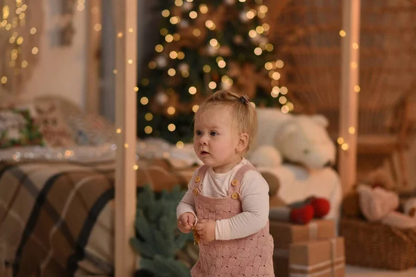 Μικρό Παιδί Παίζει Χριστουγεννιάτικο Δέντρο Παιδί Χριστουγεννιάτικα Δώρα — Φωτογραφία Αρχείου