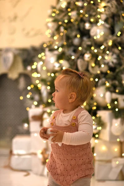 Criança Decoração Árvore Natal Retrato Uma Menina Vestido — Fotografia de Stock