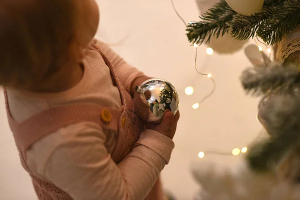 Noel Süslemeleri Olan Küçük Kız — Stok fotoğraf