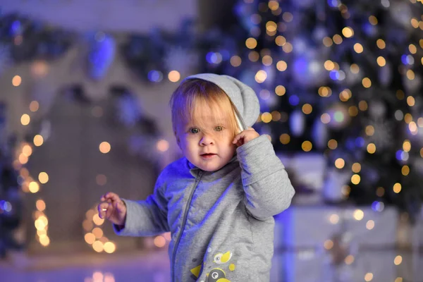 Noel Kostümü Giymiş Bir Çocuk — Stok fotoğraf