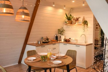 Bir restoranın içinde. Bir mutfağın içi.