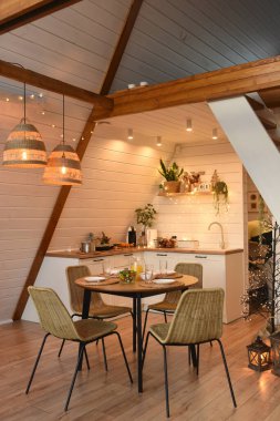 Bir restoranın içinde. Bir mutfağın içi.