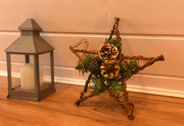圣诞明星装饰和老式灯笼 — 图库照片