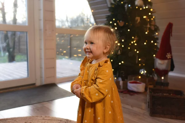 Παιδί Στολίζει Χριστουγεννιάτικο Δέντρο Πορτρέτο Ενός Κοριτσιού Φόρεμα — Φωτογραφία Αρχείου