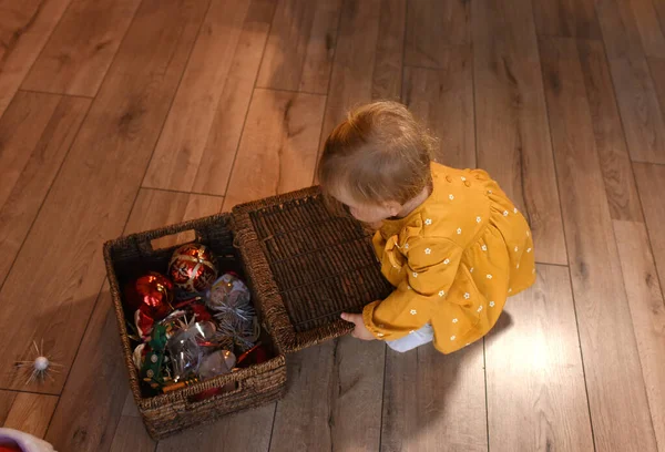 Ребенок Украшает Рождественскую Елку Портрет Девушки Платье — стоковое фото