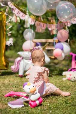 Balonlar ile oynayan çocuk
