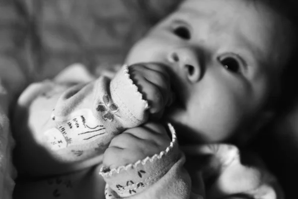 Dítě Leží Posteli Otevřenýma Očima Dítě Probudilo Černá Bílá — Stock fotografie