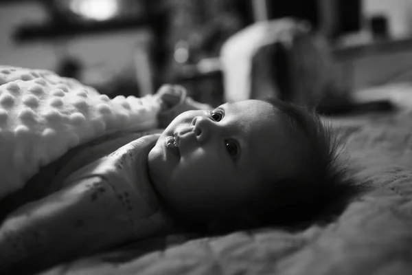 婴儿睁着眼睛躺在床上 孩子醒来了 黑人和白人 — 图库照片
