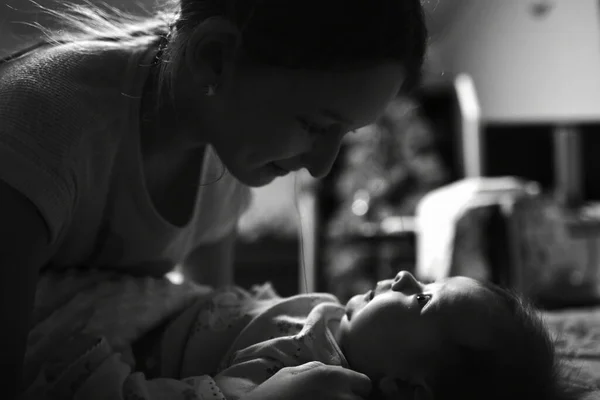 Primer Plano Madre Joven Mirando Hija Recién Nacida Dormitorio Blanco —  Fotos de Stock
