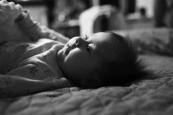 Малюк Лежить Ліжку Відкритими Очима Дитина Прокинулася Чорне Біле — стокове фото
