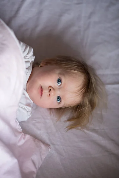 Baby Sleeping Bed Child Lies Light Blanket Open Eyes Baby — Foto Stock