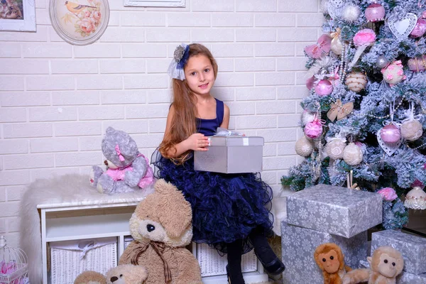 Mooi Meisje Houden Een Geschenk Doos Buurt Van Kerstboom — Stockfoto