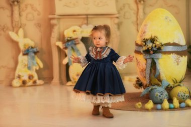 Küçük güzel kız ve Paskalya dekoru. Paskalya yumurtaları.