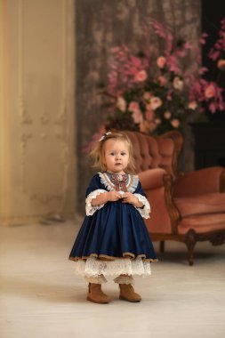 Eski moda elbiseli şirin küçük bir elbise portresi.