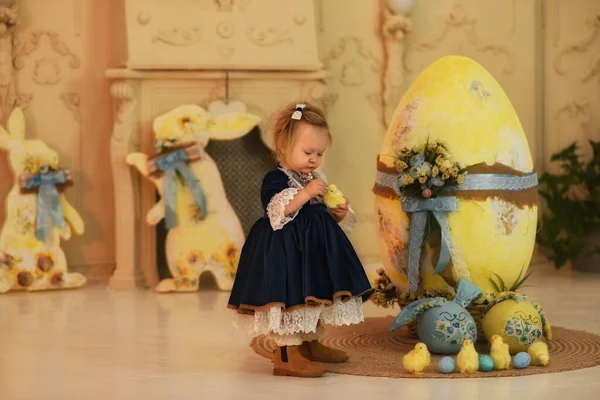 Mała Piękna Dziewczynka Wystrój Wielkanocny Pisanki — Zdjęcie stockowe