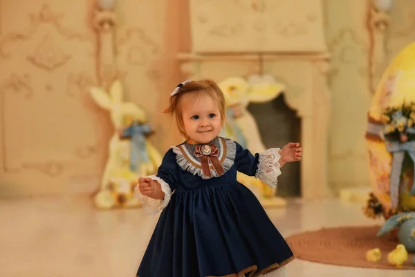 Malá Krásná Dívka Velikonoční Výzdoba Velikonoční Vajíčka — Stock fotografie