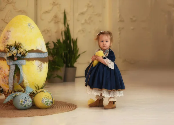 Malá Krásná Dívka Velikonoční Výzdoba Velikonoční Vajíčka — Stock fotografie